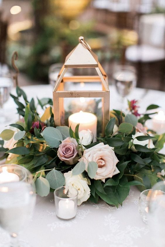 allestimento tavoli con fiori e lanterna